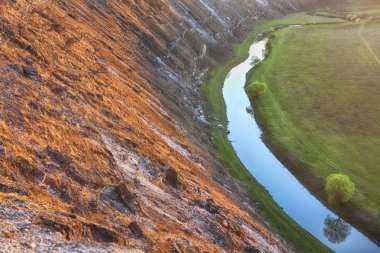 aşağı nehir üzerinde