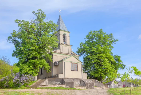 Iglesia ortodoxa en primavera — Foto de Stock