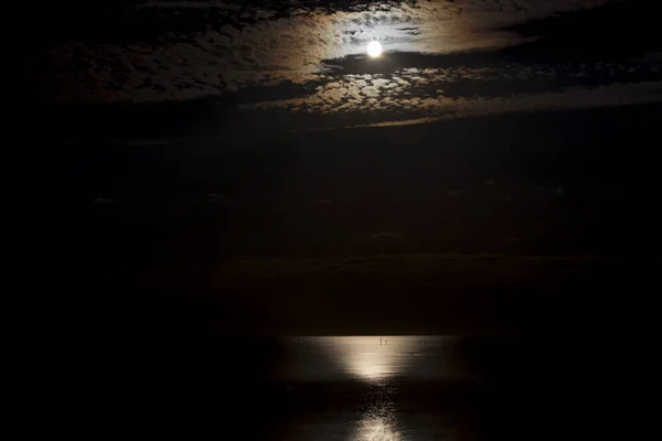 Reflection of the moon in the sea — Stock Photo, Image