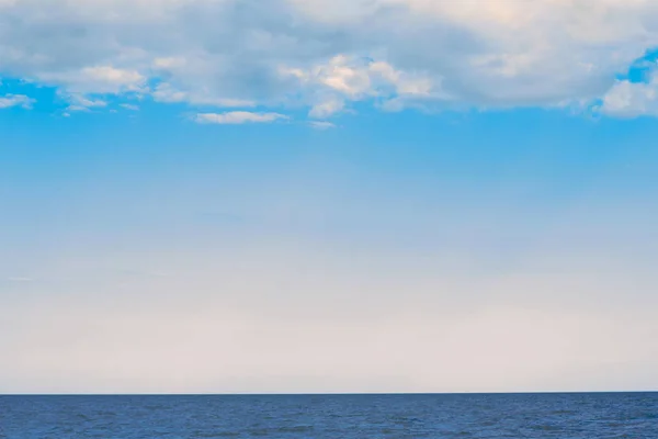 Blauwe hemel boven de zee — Stockfoto