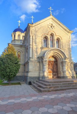 Kilise mavi gökyüzü altında