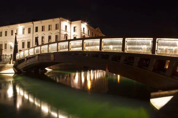 Puente peatonal iluminado en la noche — Foto de Stock