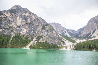 dağlar göl ve orman 