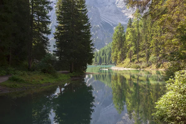 Paisaje idílico con lago y bosque — Foto de Stock