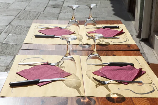 Restaurante mesas ao ar livre — Fotografia de Stock
