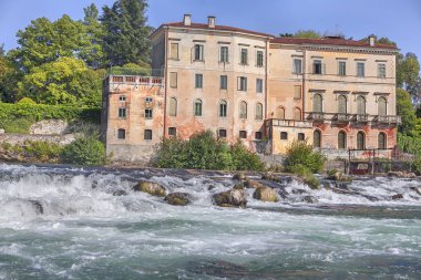 evin yakınındaki su akan