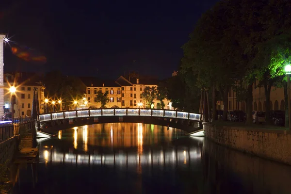 Nachtszene mit Fußgängerbrücke — Stockfoto