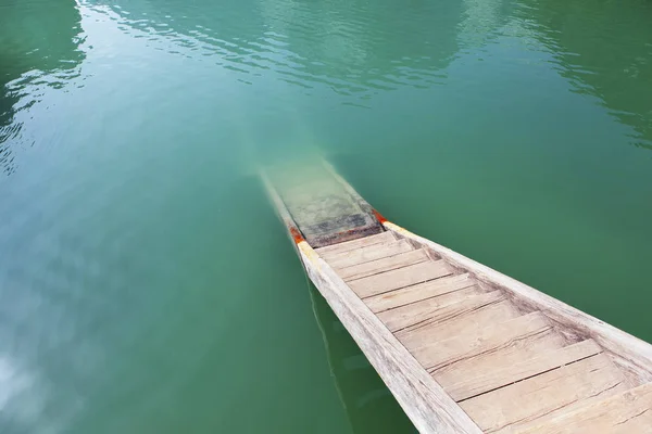 Escaleras de madera al agua —  Fotos de Stock