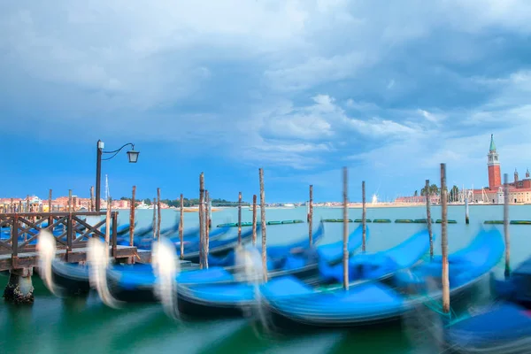 Gondeln auf dem Liegeplatz in Venedig — Stockfoto