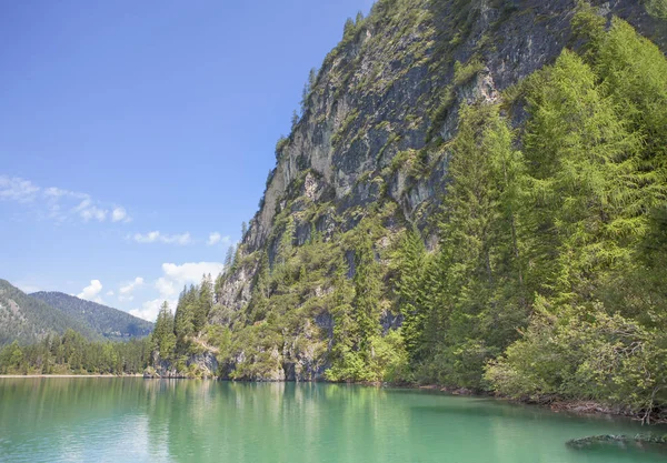 Schöne Natur mit See und Berg — Stockfoto