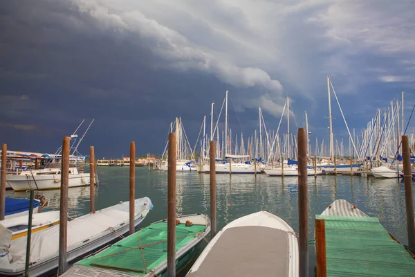 嵐の前に、の港 — ストック写真