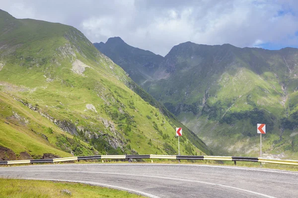 dağlarda dolambaçlı yol