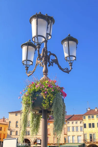 Вуличні світильники з прикрасою — стокове фото