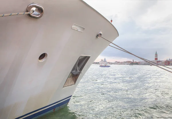 Schiff ankert im Hafen von Venedig — Stockfoto