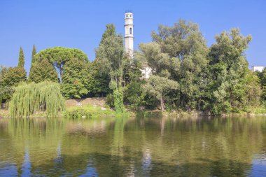 nehir kıyısında Beyaz Kule