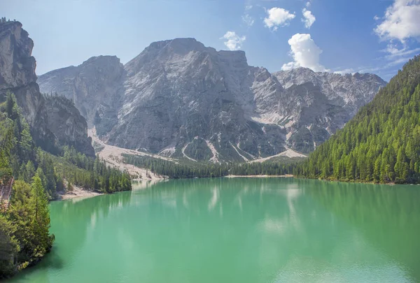 Hermoso lago de montaña — Foto de Stock