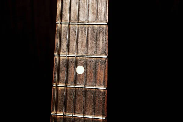 Pescoço de guitarra em um fundo preto — Fotografia de Stock