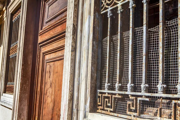 Старое окно с решетками — стоковое фото