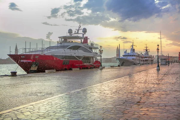 Venezianischer Hafen im Regen — Stockfoto