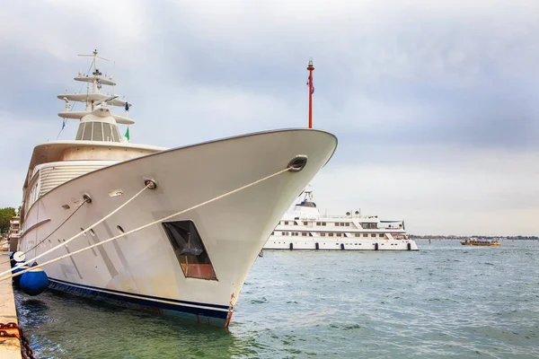 Weißes Schiff ankert im Hafen — Stockfoto