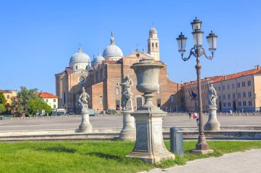 Prato della Valle ve Katedrali