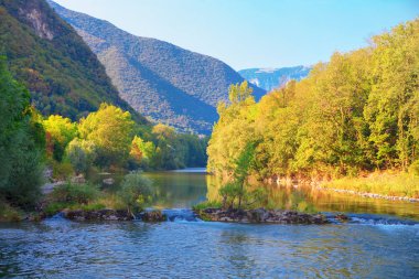 su akan ve dağ manzarası