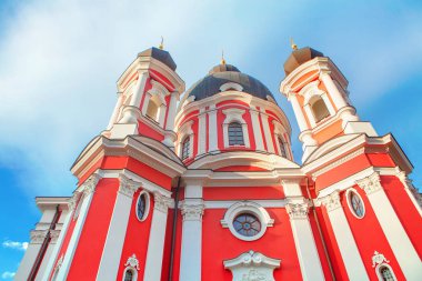 Mavi gökyüzü karşı modern Manastırı