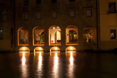 gece çekimi ile su yansıma kemerler