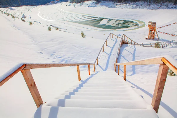雪で覆われた木製の階段 — ストック写真