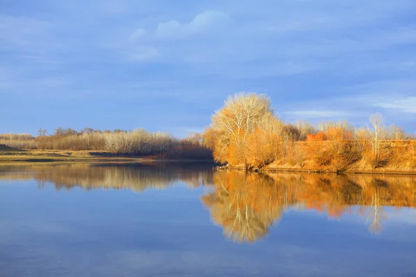 Herbstlandschaft mit Fluss und Bäumen — Stockfoto