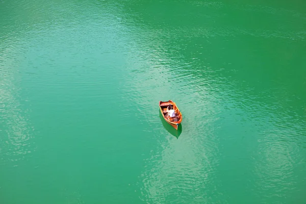 Een houten boot op het water — Stockfoto