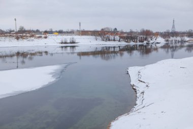 Nehir donmuş kıyıları ile