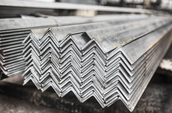 depoda saklanan metal profil yığını