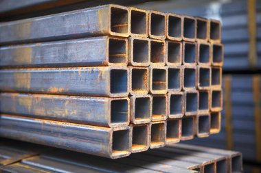 Dikdörtgen metal borular ambarda depolanan