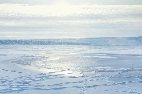 Bianco Paesaggio Invernale Con Lago Ghiacciato — Foto Stock