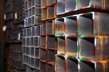 kare yüzeyi ile metal profiller