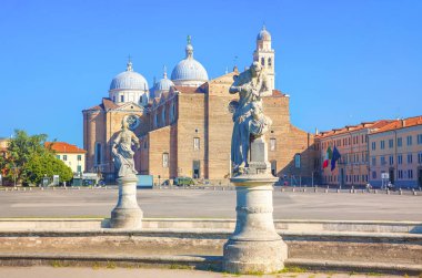 İtalya'dan Padua kent meydanında Prato della Valle 