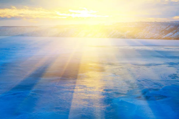 Paisagem Inverno Com Nascer Sol Sobre Lago Congelado — Fotografia de Stock