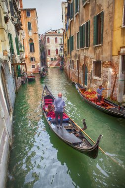 Gondol ve turistler ile Venedik kanallar