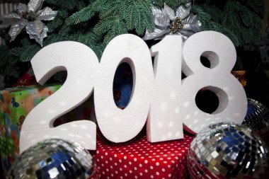 çam ağacı ve yazıt 2018 yılın altında hediyeler