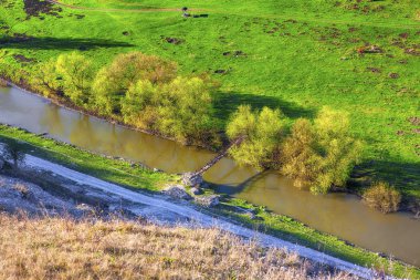 kırsal manzara nehir ve köprü ile