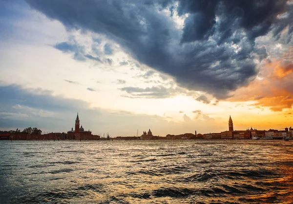 Красивые Драматические Облака Над Венецией — стоковое фото