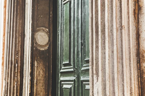 Архитектурные Детали Гофрированной Стеной Старинной Дверью — стоковое фото