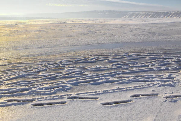 Cenário Inverno Com Lago Congelado Snowdrifts — Fotografia de Stock