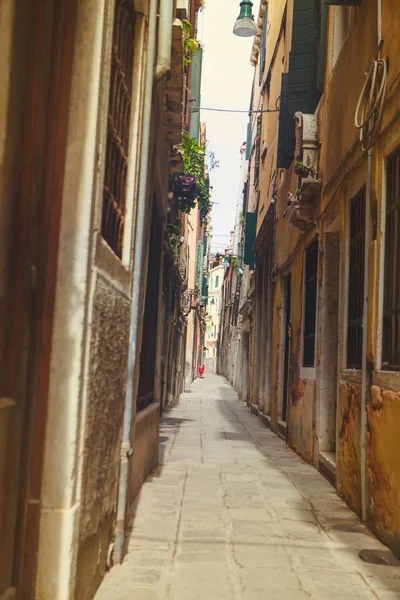 老狭窄的意大利街道 — 图库照片