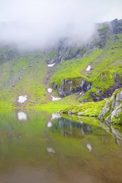 Niebla Densa Sobre Lago Paisaje Con Montaña Verde —  Fotos de Stock