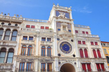  Saat Kulesi Venedik Piazza San Marco kuzey tarafında bina