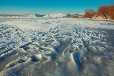 donmuş göl üzerinde ayak izleri ile kış manzarası 