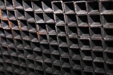 arka planını metalik kare profiller