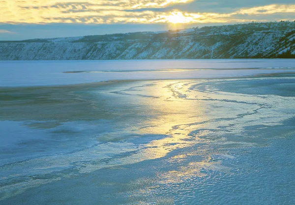 Відображення Сонячного Світла Замерзлому Озері — стокове фото
